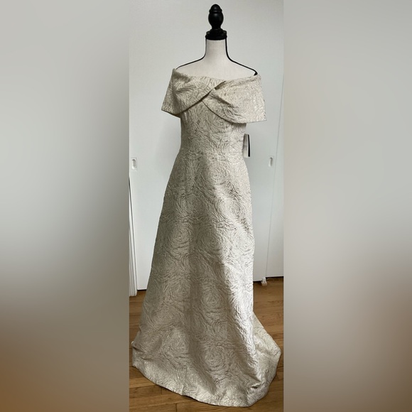 Teri Jon (Neiman Marcus EXCLUSIVE) - Elegant Textured Champagne & Gold Dress - Picture 1 of 11